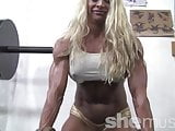 Blond muscle babe shows off her insane body in the gym