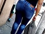 Sexy culona en jeans apretados